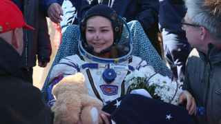 Актриса Юлия Пересильд после приземления космического корабля «Союз МС-18». 

Пересильд и режиссер Клим Шипенко отправились на МКС, чтобы снять сцены для фильма «Вызов». Картина, как ожидается, станет первым художественным фильмом, снятым в космосе. 