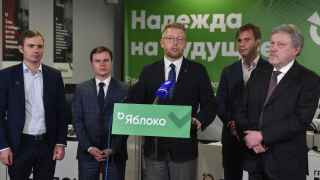 Четыре года назад Николай Рыбаков (в центре) участвовал в выборах в Госдуму, получится ли у него это в будущем году?