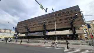 Временно закрытый из-за следственных действий МХАТ имени Горького 