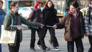 Заключившим контракт москвичам обещают выплаты  от мэра Сергея Собянина, у которого этой осенью выборы, а также льготы членам их семей.