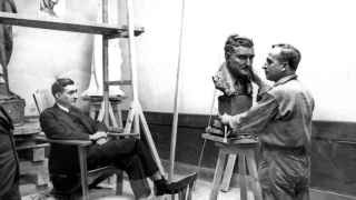 Антониу де Оливейра Салазар в позе отца нации