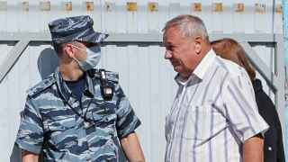 Родители Алексея Навального Анатолий и Людмила на КПП ИК № 6, где прошло выездное заседание Мосгорсуда