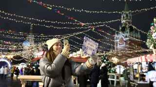 Ранее ВЦИОМ проводил аналогичный опрос по всей стране. Большинство – 74% респондентов – высказались за отмену новогодних гуляний, если об этой объявят руководители их регионов. 17% опрошенных россиян выступили против отмены праздничных мероприятий, еще 9% затруднились с ответом.

