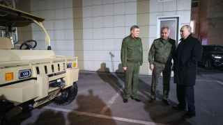 Сергей Шойгу и Валерий Герасимов показывают китайские вездеходы президенту Путину