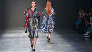 Второй сезон подряд одной из главных тем Недели становится тема устойчивого развития и ответственного потребления. С прошлого сезона организаторы собирают ненужную одежду, которую дизайнеры используют для создания новых коллекций.

Один из брендов, работающих с собранной одеждой, — Vina