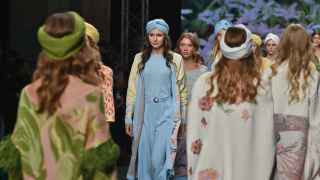 Показы проходили в оффлайн-формате, в статусе Covid-free: вход по QR-кодам, измерение температуры на входе, маски. 

На фото: показ коллекции бренда Maison Kaleidoscope