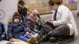 Семья на одной из станций киевского метрополитена.