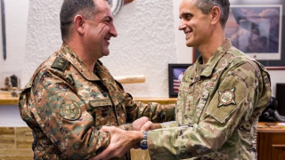 Первый заместитель министра обороны Армении Эдвард Асрян и заместитель командира EUCOM Стивен Башам