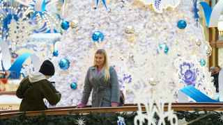 В ноябре Собянин спросил у москвичей, хотят ли они праздновать Новый год. Он предложил отменить мероприятия, а сэкономленные деньги пустить на войну, или все же провести праздник. В этом случае на финансирование войны уйдут вырученные деньги. За празднование Нового года высказались 80% пользователей сервиса «Активный гражданин».