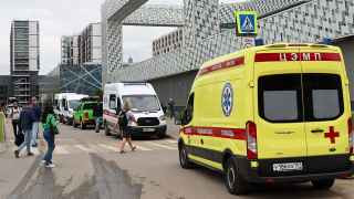  Оперативные службы на месте попадания БПЛА в высотное здание в Москве