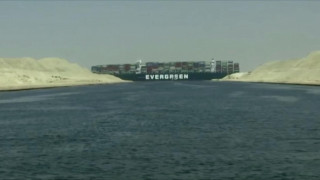 Символ происходящего в мировой торговле: гигантский контейнеровоз сел на мель в Суэцком канале и перекрыл важнейший путь коммерческого судоходства