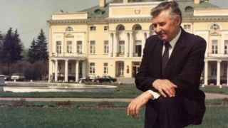 Академик Гурий Марчук на фоне старого здания Академии наук