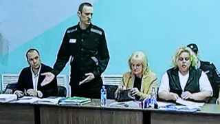 Алексей Навальный и его адвокаты Вадим Кобзев (слева) и Ольга Михайлова (справа) 