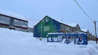 Детская площадка, засыпанная снегом.