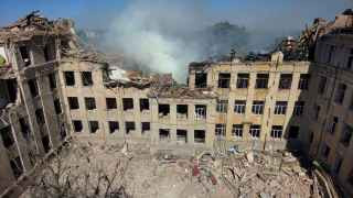 Разрушенный в результате российского удара лицей в Белгород-Днестровском