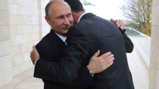 Диктатор принимает беглого диктатора (Башар аль-Асад – спиной) в объятия