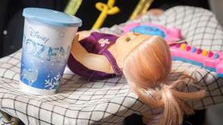 Одежда и вещи трехлетней девочки Мелины Асади, погибшей во время протестов в Иране