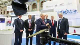 Михаил Мишустин (в центре) едва ли что-то сможет придумать, чтобы и военное производство сохранить, и инфляцию не разогнать, и в рецессию не впасть