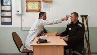 Заключенный в медицинской части на территории мужской исправительной колонии