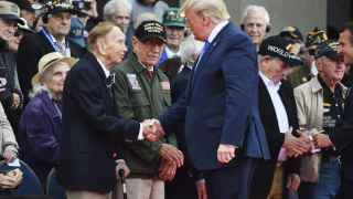 Дональд Трамп в окружении ветеранов – будто Путин