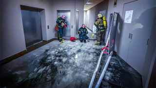 Спасатели ищут выживших в многоквартирном доме в Одессе после российского нападения.