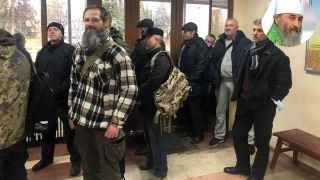 «Украинский и русский народы вышли из Днепровской купели крещения, и война между этими народами — это повторение греха Каина, который из зависти убил своего родного брата. Такая война не имеет оправдания ни у Бога, ни у людей.»

На фото: Резервисты в очереди в призывном пункте в Тернополе, Украина.