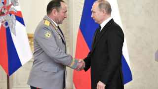 Президент РФ Владимир Путин и генерал Геннадий Жидко