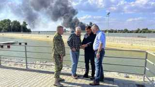 Министр обороны Румынии (второй слева) посещает районы в дельте Дуная