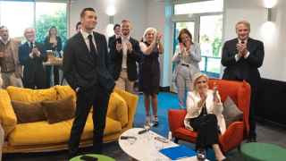 Триумф правопопулистов: Жордан Барделла (стоит в центре кадра) и Марин Ле Пен (сидит в кресле)