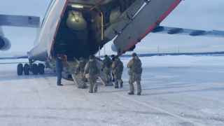 Вылет российских миротворцев в Казахстан