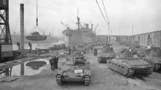 Погрузка танков «Матильда» для нужд Советской армии в Ливерпульском порту, октябрь 1941 года