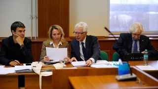 Члены Московской Хельсинкской группы и адвокаты во время рассмотрения искового заявления Министерства юстиции РФ о ликвидации правозащитной организации «Московская Хельсинкская группа» в Мосгорсуде