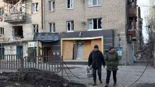 Местные жители идут по улице Горбатова