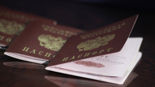 Число выданных российских паспортов иностранцам упало четвертый год подряд