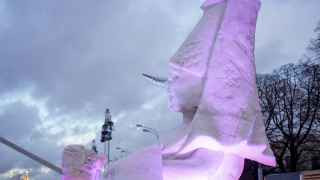 Так как фестиваль проходит на открытом воздухе, QR-код на входе не понадобится, но всех гостей просят соблюдать социальную дистанцию и носить маски в местах скопления людей