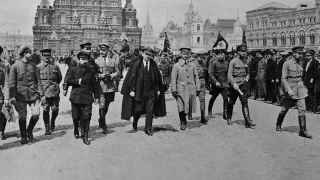 Владимир Ленин (в центре) в 1918 году перевез столицу нового большевицкого государства в Москву, что символизировало возврат к дремучей допетровской Московии