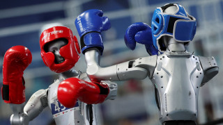 Боксирующие роботы на августовских Всемирных играх гуманоидных роботов в Китае 