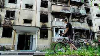 В ночь с 31 мая на 1 июня сильный обстрел обрушился на город Шебекино Белгородской области. По словам губернатора Вячеслава Гладкова, по городу было выпущено более 850 боеприпасов, 16 человек получили ранения. 1 июня въезд в Шебекино был закрыт. На фото местный житель стоит возле поврежденного жилого дома в Шебекино.