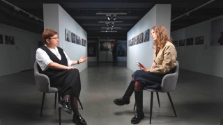 Нюта Федермессер (слева) подбирает слова в интервью Ксении Собчак, но этого далеко не достаточно, чтобы не быть пропагандистским рупором