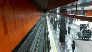 Станция «Проспект Вернадского» оформлена в стиле хай-тек — сочетание геометрических форм теплого монохрома отделки потолка, пола, колонн и графически яркой темы путевой стены. Расположенные в шахматном порядке встроенные светильники создают оригинальный узор, отражаются на мраморном полу.