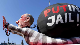 Папье-маше Жака Тилли, показано в Гааге, напротив здания Международного уголовного суда