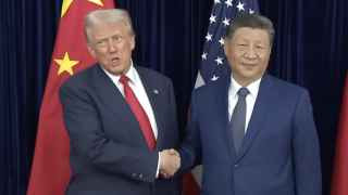 На языке жестов, согласно анализу некоторых СМИ, президент Трамп был в подчиненном по отношению к председателю Си положении