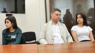 Сестры Хачатурян Ангелина (справа) и Крестина в Басманном суде          