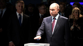 Леонид Михельсон (слева) держится в тени, но беспрекословно выполняет финансовые запросы Путина (занес руку над кнопкой, идет запуск «Ямала СПГ»)