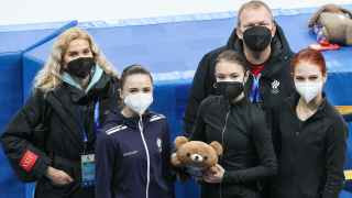 Фигурное катание. Женщины. Тренировка. Тренеры Этери Тутберидзе, Сергей Дудаков и фигуристки Камила Валиева, Анна Щербакова и Александра Трусова (ОКР) (слева направо) 