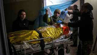 Большинство из 70 000 жителей бежали из города. Здесь нет воды и электричества, многие здания разрушены.