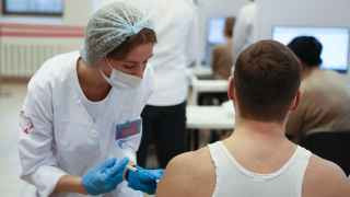 Работа центра вакцинации от коронавируса в ГУМе.