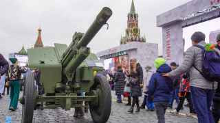 Специально для выставки музей техники Вадима Задорожного предоставил около 60 единиц техники, среди которых зенитная пушка АЗП-39, танк Т-60, самолеты И-16 и У-2, мотоцикл М-72, гусеничный тягач Т-20 «Комсомолец», вагон-теплушка, бронеавтомобиль ФАИ-М.