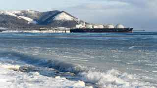 Танкер-газовоз LNG Dream у причала завода по производству сжиженного природного газа (СПГ) в производственном комплексе «Пригородное». 