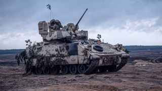 Боевая машина «Брэдли» 1-й кавалерийской дивизии армии США на полигоне в Литве